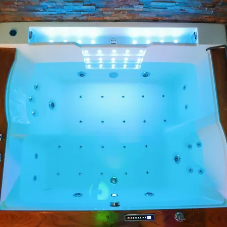 Les Bulles Médiévales: Wellness With Spa & Sauna *