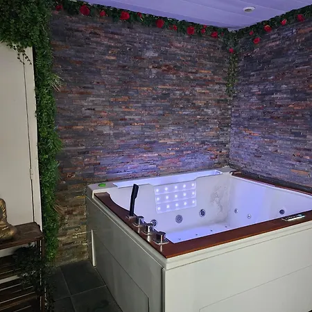 Apartment Les Bulles Médiévales: Wellness With Spa & Sauna